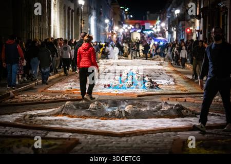Oaxaca, Mexique - 02 novembre 2023 : vue d'une rue transformée en autel vibrant pour Dia de los Muertos, crânes et soucis juxtaposés contre t Banque D'Images