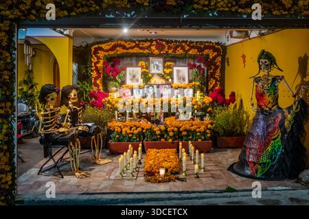 Oaxaca, Mexique - 03 novembre 2023 : vue d'un vibrant jour de l'autel mort, orné de soucis et de bougies, un hommage poignant aux âmes disparues. Banque D'Images