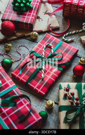 Gros plan de cadeaux de Noël enveloppés en rouge et vert avec des rubans. Banque D'Images