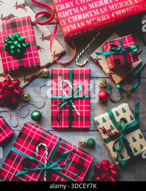 Vue de dessus des cadeaux de Noël enveloppés en rouge et vert avec des rubans. Banque D'Images