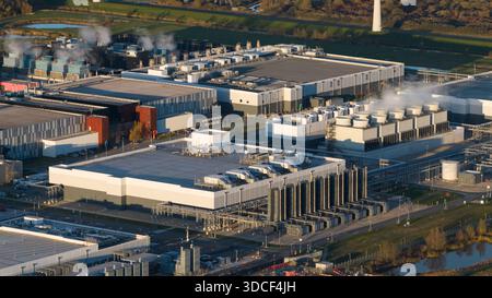 Vue aérienne d'un centre de données hyper-échelle massif à Eemshaven, aux pays-Bas, présentant une infrastructure de cloud computing à grande échelle, un service haute densité Banque D'Images