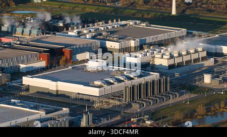 Vue aérienne d'un centre de données hyper-échelle massif à Eemshaven, aux pays-Bas, présentant une infrastructure de cloud computing à grande échelle, un service haute densité Banque D'Images