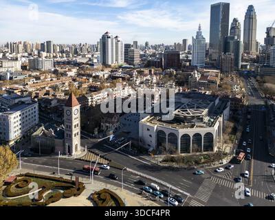 Vue aérienne de l'ancienne tour de l'horloge contrastée et des gratte-ciel modernes avec les rues animées de la ville ci-dessous, Tianjin, Tianjin, Chine. Banque D'Images