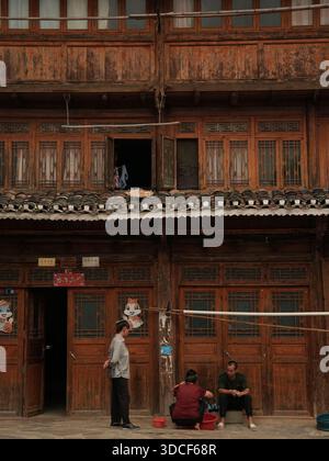 Qiandongnan, Chine - 30 septembre 2025 : vue sur l'architecture en bois vieilli, où le bois sombre et altéré contraste avec la fenêtre et le fi lumineux et ouverts Banque D'Images