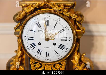 Saint-Pétersbourg, Russie - 10 novembre 2024 : horloge à manteau antique de luxe en or avec chiffres romains et arabes, photo rapprochée. Cadran d'horloge avec Banque D'Images