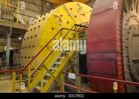 Une grande salle pour le broyage final du minerai d'or, billes d'acier à l'intérieur. Banque D'Images