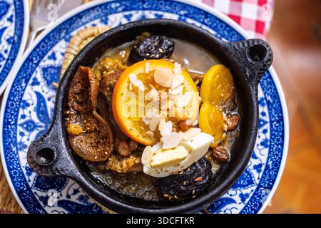 Tajine de bœuf marocain du Rif, avec figues, pruneaux et prunes, Tanger, Maroc, Afrique du Nord Banque D'Images