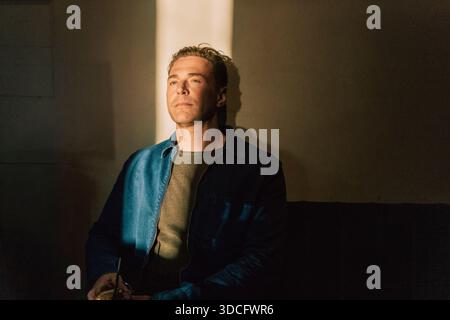 Contemplation de l'homme déprimé tout en s'inclinant sur le mur Banque D'Images