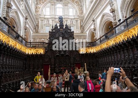 Cordoue, Espagne - 21 mai 23 : un grand intérieur de Mezquita-Catedral de Córdoba une église historique avec des stalles de chœur en bois ornées, une architecture complexe Banque D'Images