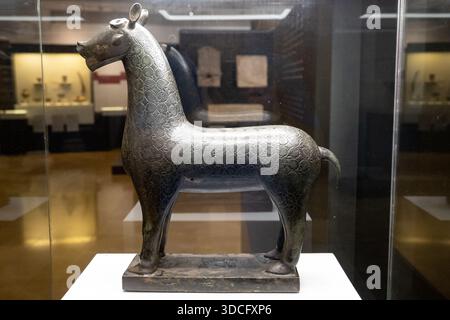 Cordoue, Espagne - 21 mai 23 : sculpture en bronze d'un cheval stylisé aux motifs complexes, exposée dans un musée de l'Córdoba Archaeologi Banque D'Images