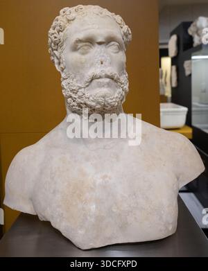 Cordoue, Espagne - 21 mai 23 : buste en marbre d'un homme barbu aux cheveux bouclés, présentant des détails de sculpture classique du musée archéologique de Córdoba Banque D'Images