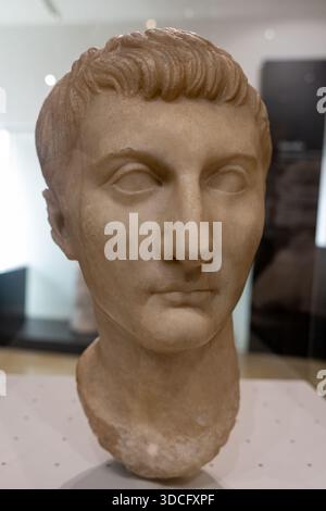 Cordoue, Espagne - 21 mai 23 : buste en marbre d'un jeune homme aux cheveux courts et à l'expression neutre, exposé dans un musée de l'Arc de Córdoba Banque D'Images