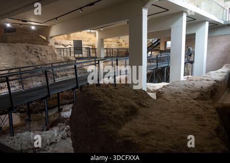 Cordoue, Espagne - 21 mai 23 : site archéologique présentant des ruines et des allées exposées, présentant des structures anciennes et des couches de l'histoire de l' Banque D'Images