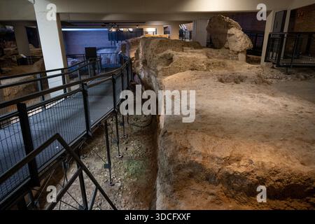 Cordoue, Espagne - 21 mai 23 : un site archéologique présentant des formations rocheuses exposées et une passerelle métallique pour les visiteurs, présentant des structures anciennes A. Banque D'Images