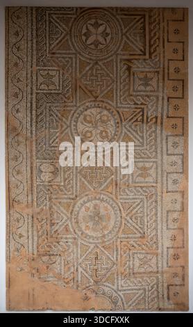 Cordoue, Espagne - 21 mai 23 : une mosaïque ancienne présentant des motifs géométriques complexes et des motifs floraux, mettant en valeur l'artisanat historique et artis Banque D'Images