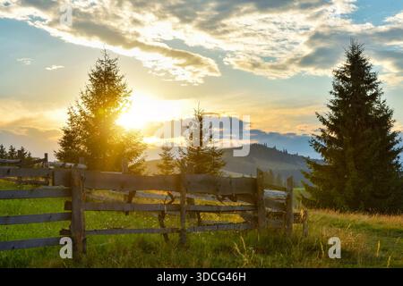 Coucher de soleil fantastique dans les montagnes. Carpates, Ukraine, Europe. Banque D'Images
