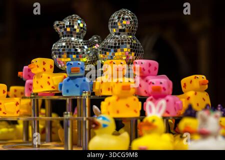 Birmingham, marché de Noël de Francfort Birmingham, 22 décembre 2025. Le marché de Noël du centre-ville connu comme le plus grand marché de Noël allemand authentique en dehors de l'Allemagne et de l'Autriche qui s'étend à travers le long de Victoria Square et New Street avec environ 60-80 stands d'offrir de la nourriture allemande, des boissons, de l'artisanat, et attire des millions de visiteurs chaque année depuis 2001 ( 24 ans ), mais est cette année a été les ventes les plus pauvres en raison des prix élevés, le manque d'offres uniques, et le sentiment général des visiteurs que le marché est « trop cher » et une « arnaque ». crédit : JackprophotographyPictures/Alamy Live Banque D'Images