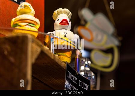 Birmingham, marché de Noël de Francfort Birmingham, 22 décembre 2025. Le marché de Noël du centre-ville connu comme le plus grand marché de Noël allemand authentique en dehors de l'Allemagne et de l'Autriche qui s'étend à travers le long de Victoria Square et New Street avec environ 60-80 stands d'offrir de la nourriture allemande, des boissons, de l'artisanat, et attire des millions de visiteurs chaque année depuis 2001 ( 24 ans ), mais est cette année a été les ventes les plus pauvres en raison des prix élevés, le manque d'offres uniques, et le sentiment général des visiteurs que le marché est « trop cher » et une « arnaque ». crédit : JackprophotographyPictures/Alamy Live Banque D'Images