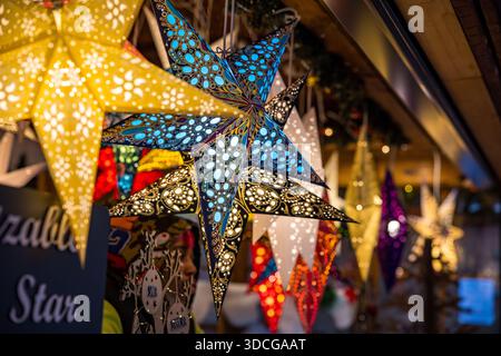 Birmingham, marché de Noël de Francfort Birmingham, 22 décembre 2025. Le marché de Noël du centre-ville connu comme le plus grand marché de Noël allemand authentique en dehors de l'Allemagne et de l'Autriche qui s'étend à travers le long de Victoria Square et New Street avec environ 60-80 stands d'offrir de la nourriture allemande, des boissons, de l'artisanat, et attire des millions de visiteurs chaque année depuis 2001 ( 24 ans ), mais est cette année a été les ventes les plus pauvres en raison des prix élevés, le manque d'offres uniques, et le sentiment général des visiteurs que le marché est « trop cher » et une « arnaque ». crédit : JackprophotographyPictures/Alamy Live Banque D'Images