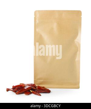 Pochette debout avec des piments piments séchés isolés sur blanc Banque D'Images