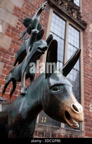 Bremer Stadtmusikanten - Die Bronzestatue der *Bremer Stadtmusikanten*, die 1953 vom Bildhauer Gerhard Marcks 1889 - 1981 geschaffen wurde, aufgenommen am 20.12.2025 im Herzen der Hansestadt Bremen Bremen, Deutschland an der linken, westlichen Seite des Rathauses. Da das Berühren der Vorderbeine und der Nase des Esels laut Volksglauben Glück bringen soll, sind diese Stellen durch das häufige Anfassen Hell glänzend und blank gerieben. DAS zwei Meter hohe, wohl bekannteste Wahrzeichen der Stadt an der Weser erinnert an das Beliebte Märchen der Brüder Grimm, in dem sich Esel, Hund, Katze und Hahn Banque D'Images