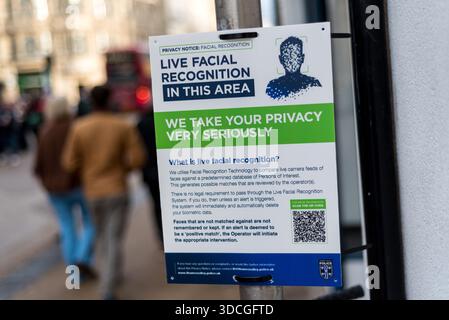 Unité de reconnaissance faciale de la police britannique en opération sur Oxford Cornmarket Street, 22 décembre 2025 Banque D'Images