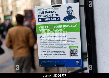 Unité de reconnaissance faciale de la police britannique en opération sur Oxford Cornmarket Street, 22 décembre 2025 Banque D'Images