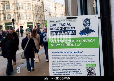 Unité de reconnaissance faciale de la police britannique en opération sur Oxford Cornmarket Street, 22 décembre 2025 Banque D'Images