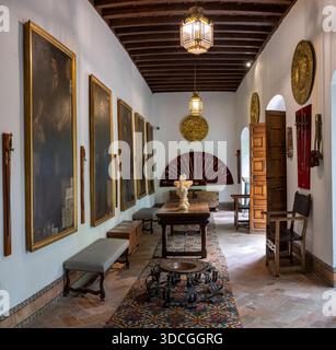 Cordoue, Espagne - 21 mai 23 : un couloir magnifiquement décoré avec de grandes peintures encadrées, des meubles en bois et des luminaires traditionnels Banque D'Images