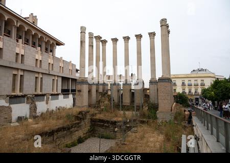 Cordoue, Espagne - 21 mai 23 : ancien temple romain de Cordoue avec de hautes colonnes, entouré de bâtiments modernes et de verdure, mettant en valeur un mélange d'hist Banque D'Images