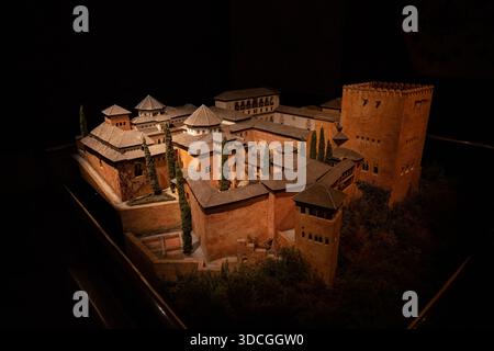 Cordoue, Espagne - 21 mai 23 : maquette détaillée d'un ancien château ou palais, avec une architecture complexe, des tours et des jardins paysagers, illumin Banque D'Images