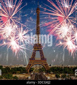 Feux d'artifice au-dessus de la tour Eiffel le nouvel an à Paris Banque D'Images