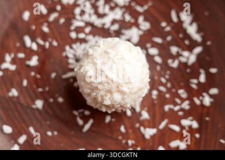 Truffe à la crème de noix de coco simple avec flocons de coco blancs dans un bol en bois. Banque D'Images