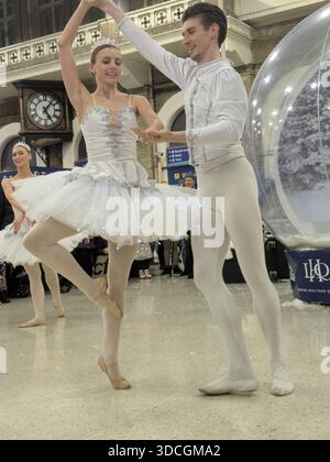 Danseurs de ballet habillés en blanc se produisant à la station Londons Charing Cross Banque D'Images