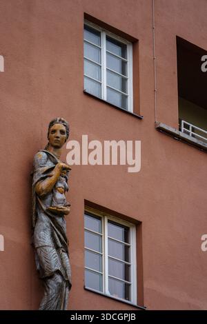 Vienne, Autriche - 5 octobre 2025 - sculpture sur un mur représentant une femme tenant un enfant à Karl Marx Hof. Banque D'Images