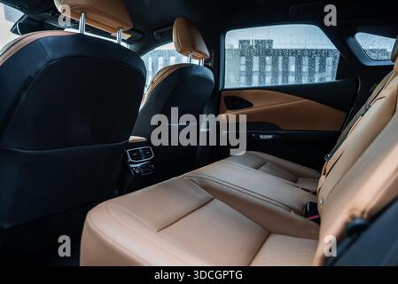 Cabine arrière Lexus RX 450h plus avec sièges en cuir Havane les jours de pluie Banque D'Images