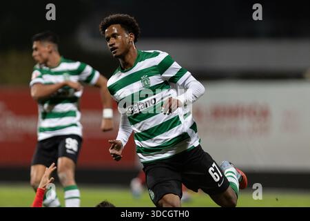 Seixal, Lisbonne, Portugal. 22 décembre 2025. Lucas Anjos du Sporting CP B en action le Liga Portugal Meu Super match entre SL Benfica B et Sporting CP B au campus de Benfica le 22 décembre 2025 à Lisbonne, Portugal. (Crédit image : © Davide Puglisi/ZUMA Press Wire) USAGE ÉDITORIAL SEULEMENT ! Non destiné à UN USAGE commercial ! Banque D'Images