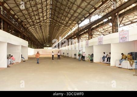 Mumbai, Inde. 22 décembre 2025. MUMBAI, INDE - 22 DÉCEMBRE : les travailleurs préparent des tentes électorales dans les locaux de la société Richardson et Cruddas à Byculla pour les prochains sondages BMC le 22 décembre 2025 à Mumbai, en Inde. Les élections de la Brihanmumbai Municipal Corporation (BMC) sont prévues pour le 15 janvier 2026. (Photo de Bhushan Koyande/Hindustan Times/Sipa USA) crédit : Sipa USA/Alamy Live News Banque D'Images