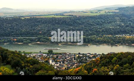Vue aérienne du village viticole historique de Leutesdorf niché le long du Rhin dans la vallée du Rhin moyen, Rhénanie-Palatinat, Allemagne Banque D'Images