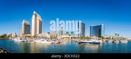 Vue panoramique sur la marina de San Diego et les gratte-ciel par une journée ensoleillée Banque D'Images