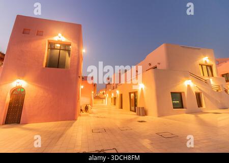 Vue en soirée du district de Mina à Doha, Qatar Banque D'Images