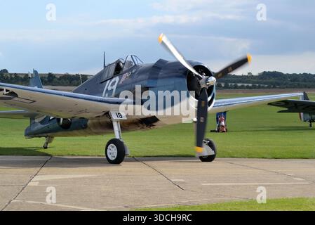 WW2 Grumman F6F Hellcat chasseur déménageant à l'Imperial War Museum, Duxford, Royaume-Uni Banque D'Images