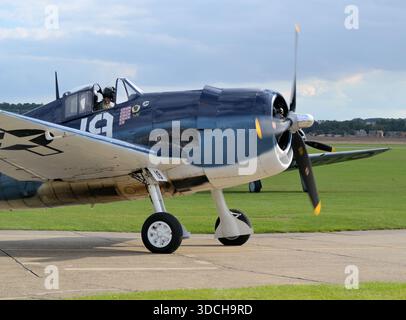 Un Grumman F6F Hellcat est vu sortir pour décoller de l'aérodrome de Duxford de l'IWM, près de Cambridge, au Royaume-Uni Banque D'Images