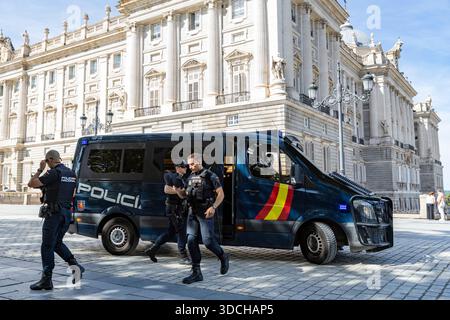 Madrid, Espagne, officiers de police nationale avec fourgonnette de transport en patrouille devant le Palais Royal Madrid, les officiers sont armés et portent un kevlar de protection Banque D'Images