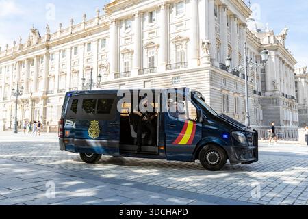 Madrid, Espagne, officiers de police nationale avec fourgonnette de transport en patrouille devant le Palais Royal Madrid, les officiers sont armés et portent un kevlar de protection Banque D'Images