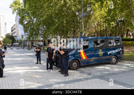 Les policiers espagnols, Nacionale Policia ont leur photo prise avec des touristes devant le Palais Royal de Madrid, Madrid, Espagne, Europe Banque D'Images