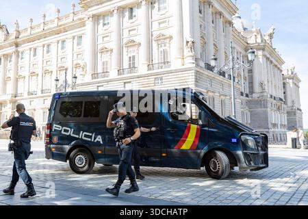 Madrid, Espagne, officiers de police nationale avec fourgonnette de transport en patrouille devant le Palais Royal Madrid, les officiers sont armés et portent un kevlar de protection Banque D'Images
