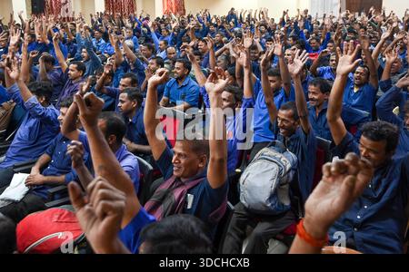 Mumbai, Inde. 22 décembre 2025. MUMBAI, INDE - 22 DÉCEMBRE : avant l'élection de la BMC, le BJP de Mumbai a tenu une réunion avec les travailleurs de la Fédération polonaise de bottes ferroviaires au bureau de BJP de Mumbai à Dadar le 22 décembre 2025 à Mumbai, en Inde. Plus de 500 travailleurs ont assisté à la réunion. (Photo de Raju Shinde/Hindustan Times/Sipa USA) crédit : Sipa USA/Alamy Live News Banque D'Images