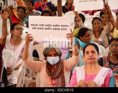 Mumbai, Inde. 22 décembre 2025. MUMBAI, INDE - 22 DÉCEMBRE : les membres se sont réunis lors de la célébration des 50 ans de Stree Mukti Sanghatana à Azad Maidan le 22 décembre 2025 à Mumbai, Inde. Stree Mukti Sanghatana travaille sur les questions relatives aux femmes et sensibilise aux droits des femmes.(photo de Bhushan Koyande/Hindustan Times/Sipa USA) crédit : Sipa USA/Alamy Live News Banque D'Images