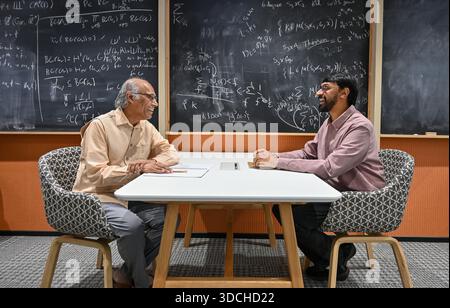 Mumbai, Inde. 22 décembre 2025. MUMBAI, INDE - 22 DÉCEMBRE : les mathématiciens V Kumar Murty (à gauche) et Manjul Bhargava (à droite) ayant une discussion pendant le séminaire à l'occasion de la Journée nationale des mathématiques aux instituts des sciences mathématiques Lodha à Wadala le 22 décembre 2025 à Mumbai, Inde. (Photo de Raju Shinde/Hindustan Times/Sipa USA) crédit : Sipa USA/Alamy Live News Banque D'Images